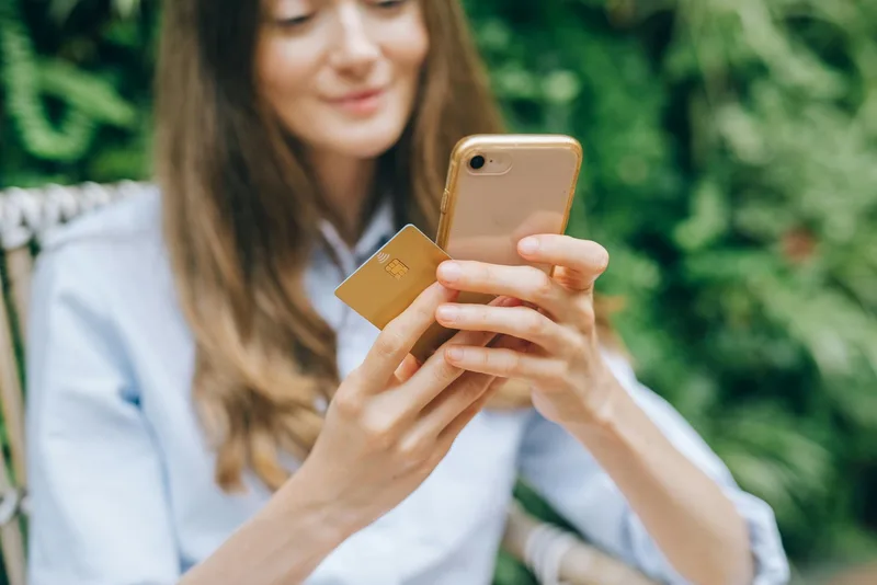 Pembeli Indonesia menggunakan smartphone untuk belanja online di Shopee dengan dompet digital OVO