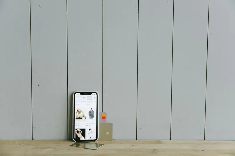 Ilustrasi metode pembayaran digital untuk belanja online — OVO adalah salah satu dompet digital yang diterima Shopee Indonesia