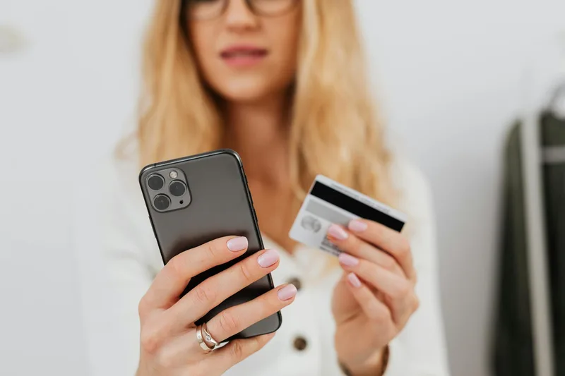 Pembeli perempuan Indonesia menggunakan smartphone untuk berbelanja online dan membayar dengan dompet digital