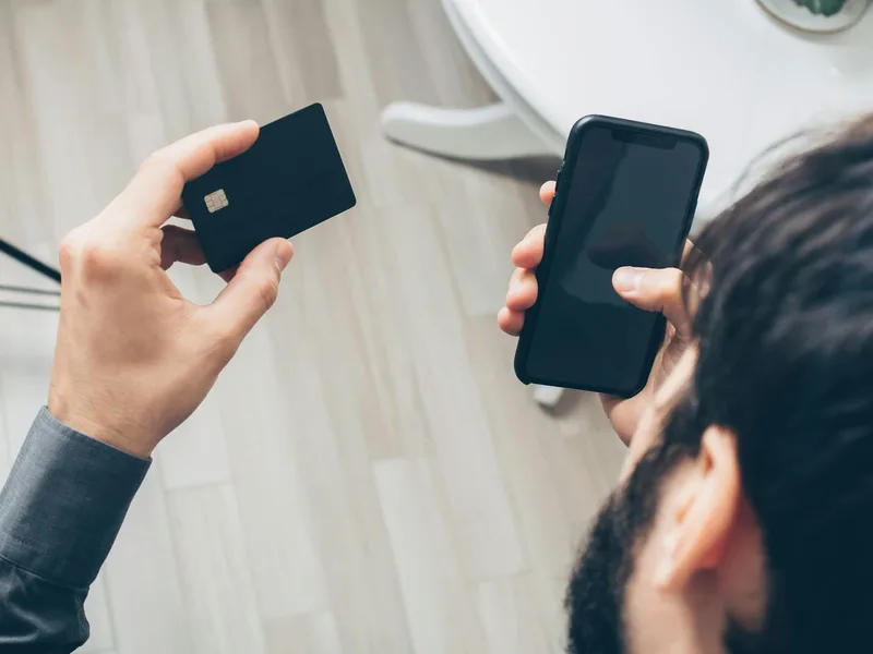 Pembeli menggunakan kartu dan smartphone untuk proses pembayaran digital secara online