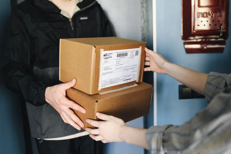 Serah terima paket dari tangan ke tangan untuk pengiriman pesanan online