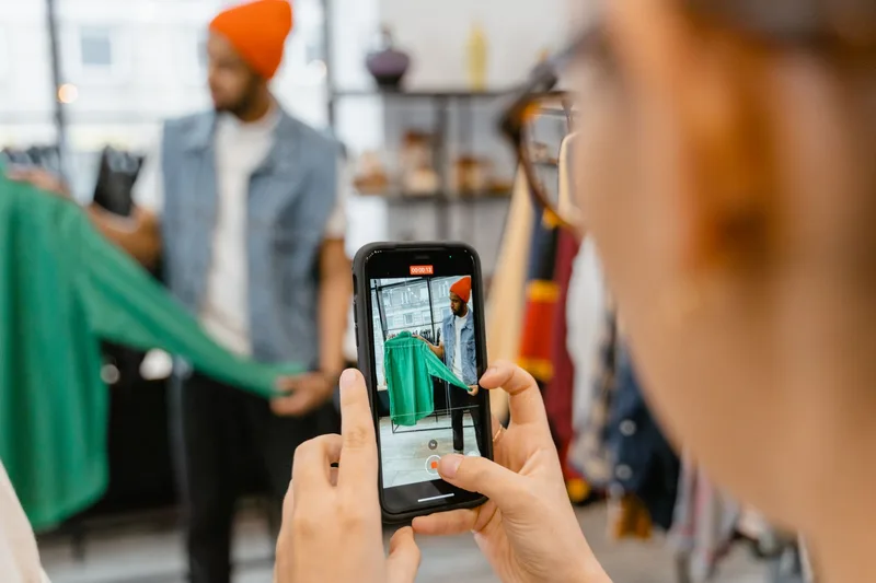 Mengambil gambar produk menggunakan telefon pintar untuk listing kedai dalam talian