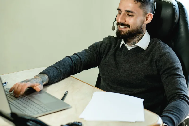 Layanan pelanggan customer support dengan headset bekerja di laptop