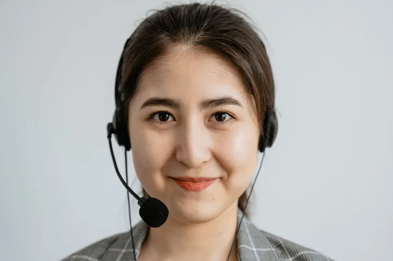 Agen customer service wanita dengan headset membantu pengguna Shopee Indonesia menyelesaikan masalah pesanan