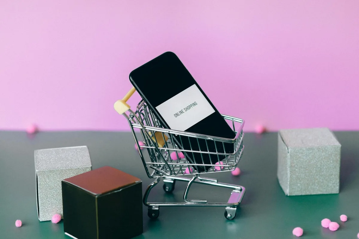 Tampilan menu utama aplikasi Shopee Indonesia dengan ikon navigasi bawah termasuk tab Saya