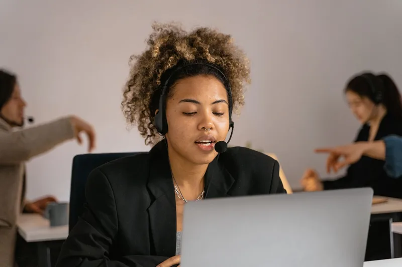 Petugas layanan pelanggan mengenakan headset saat membantu lewat live chat