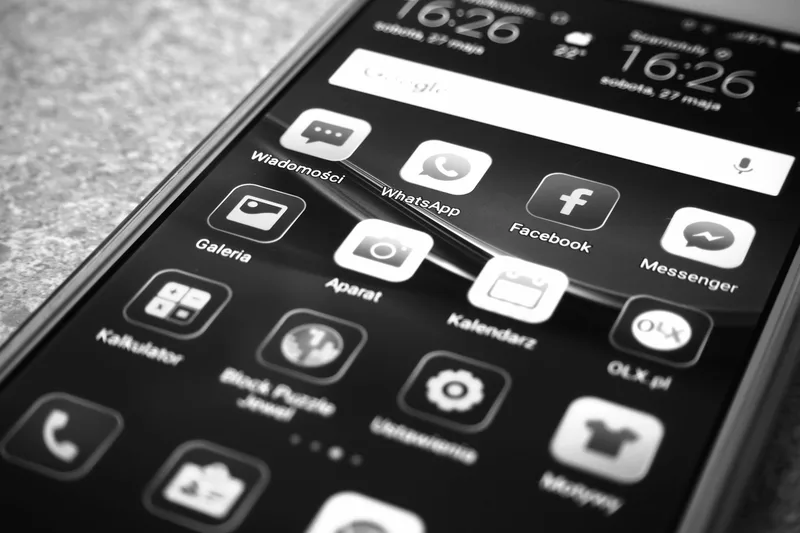 Layar smartphone menampilkan ikon aplikasi pesan termasuk WhatsApp untuk berbagi link