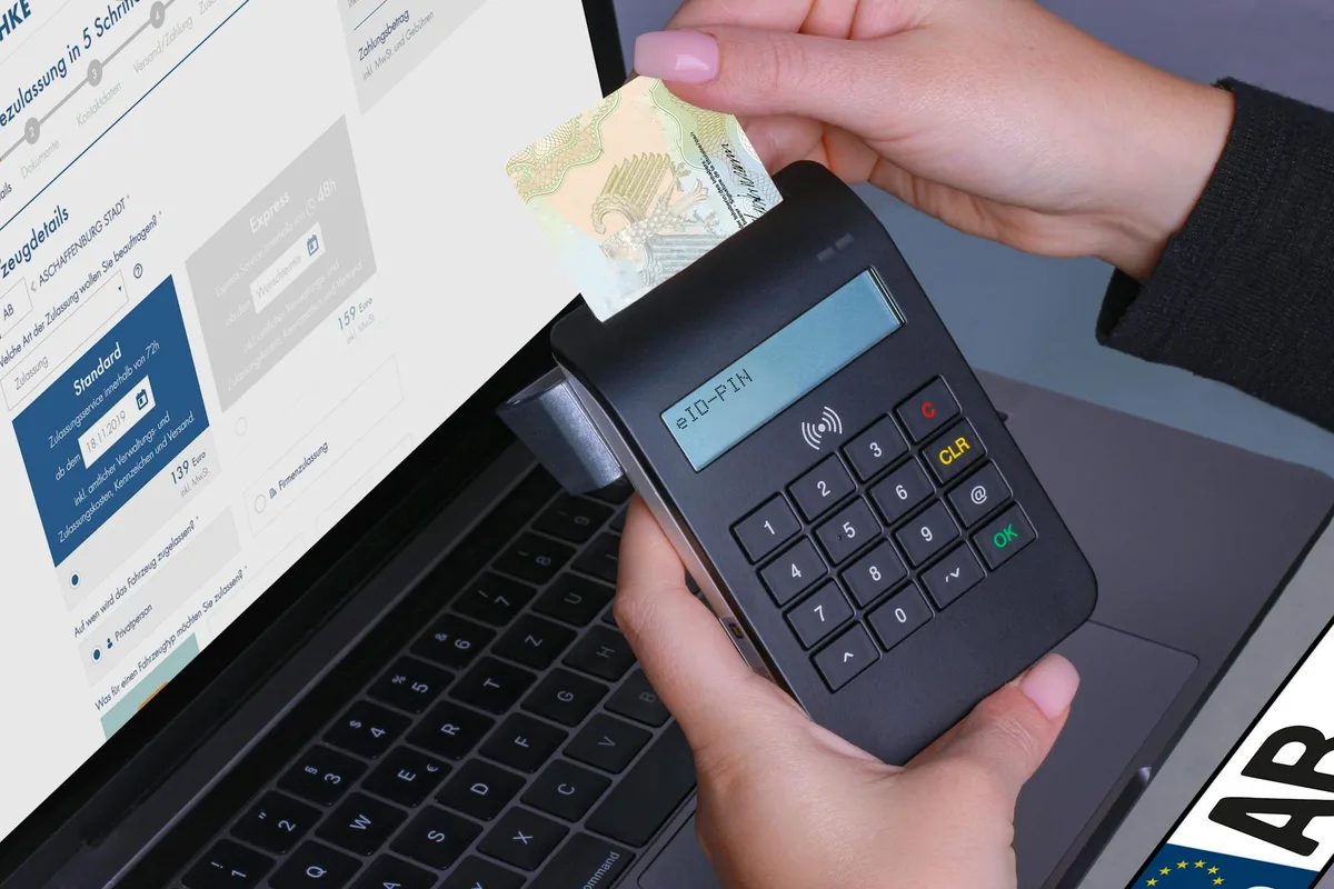 Pembeli Indonesia menggunakan aplikasi Shopee untuk transaksi aman dengan sistem rekber Garansi Shopee