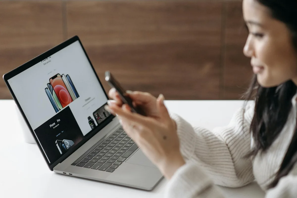Phụ nữ Việt Nam bán hàng online qua điện thoại