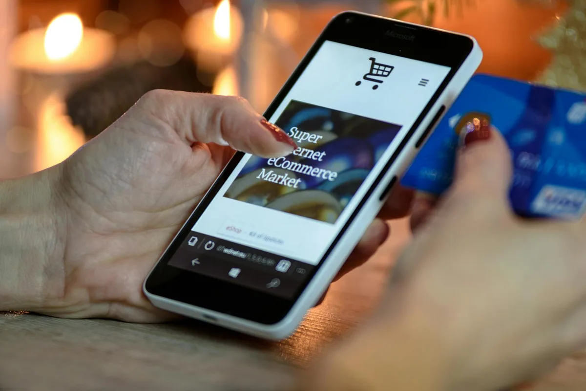 ผู้ขายออนไลน์ไทยกำลังจัดการร้านค้าบน Shopee ผ่านสมาร์ทโฟน