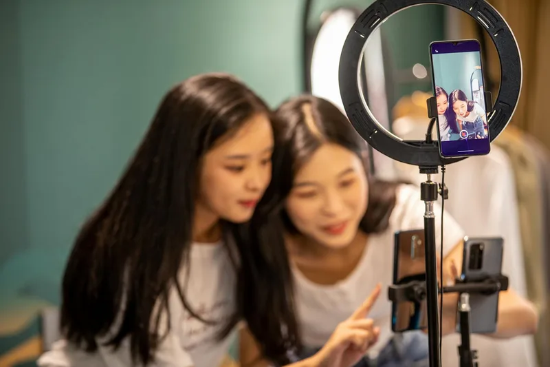 Người bán livestream sản phẩm trên TikTok Shop
