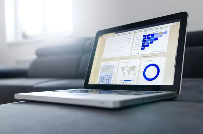 Seller Indonesia memeriksa dashboard Shopee Ads Seller Centre di laptop