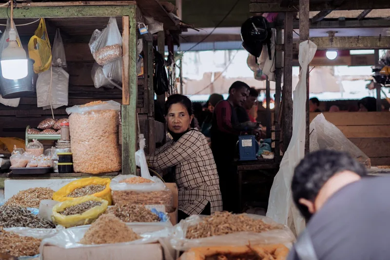Pasar tradisional Indonesia yang ramai menggambarkan tingkat kompetisi tinggi di kategori produk populer