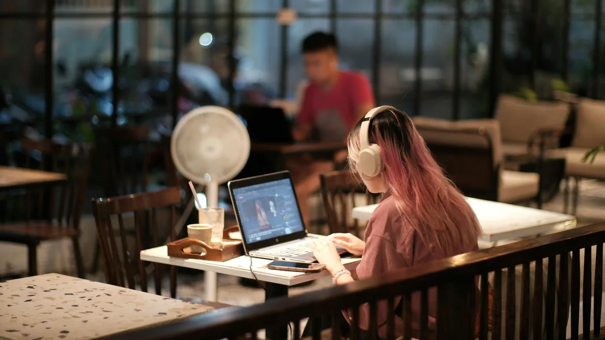 Người bán hàng online Việt Nam dùng laptop quản lý fanpage và đơn hàng qua Pancake V2 extension