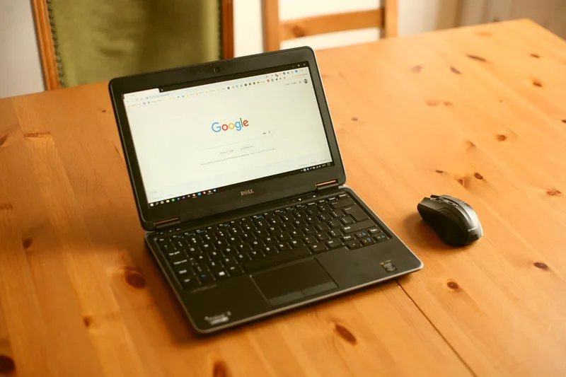Laptop và trình duyệt Chrome mở sẵn để tìm kiếm extension Pancake V2