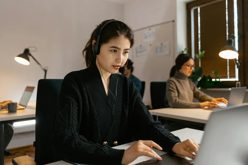 Nhân viên bán hàng online quản lý hội thoại khách hàng qua giao diện trình duyệt