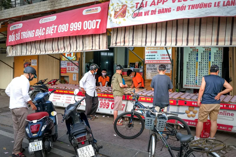 Người bán hàng đóng gói sản phẩm và quản lý đơn hàng online tại nhà