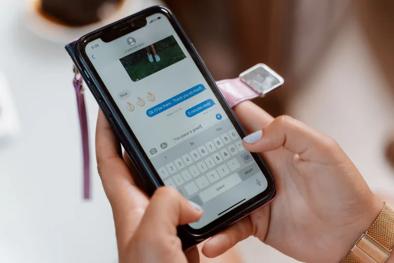 Seseorang mengetik pesan di aplikasi chat pada ponsel