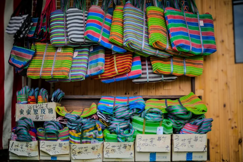 สินค้าหลากหลายจากตลาดเอเชียที่แสดงถึงสินค้าขายดีประเภทต่างๆ