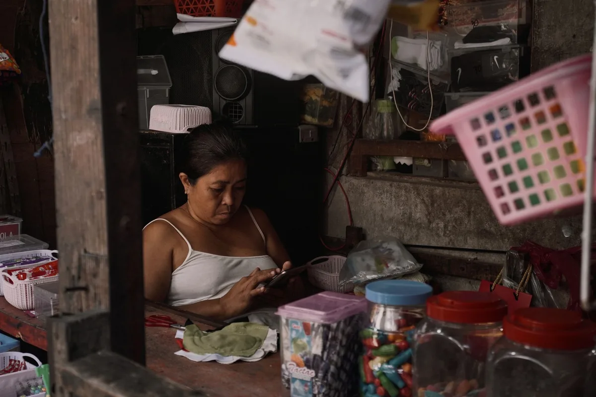 เจ้าของร้านออนไลน์ใช้โทรศัพท์มือถือจัดการร้านค้าในมาร์เก็ตเพลส