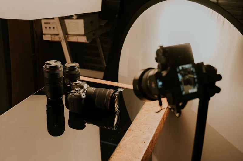 กล้องถ่ายภาพและอุปกรณ์จัดแสงสำหรับถ่ายภาพสินค้าก่อนโพสต์ขาย