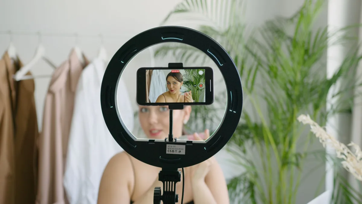 ผู้ขายไลฟ์สดขายสินค้าผ่านมือถือพร้อมไฟวงแหวนสไตล์ TikTok Shop